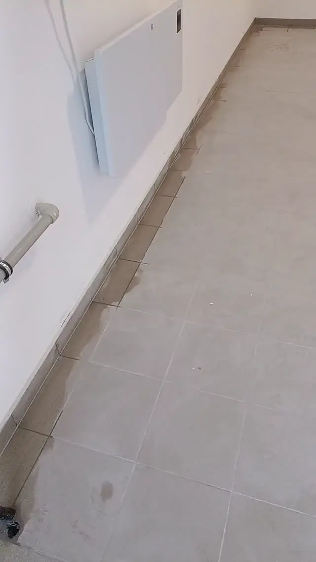 Světlá velkoformátová dlažba v chodbě bytu