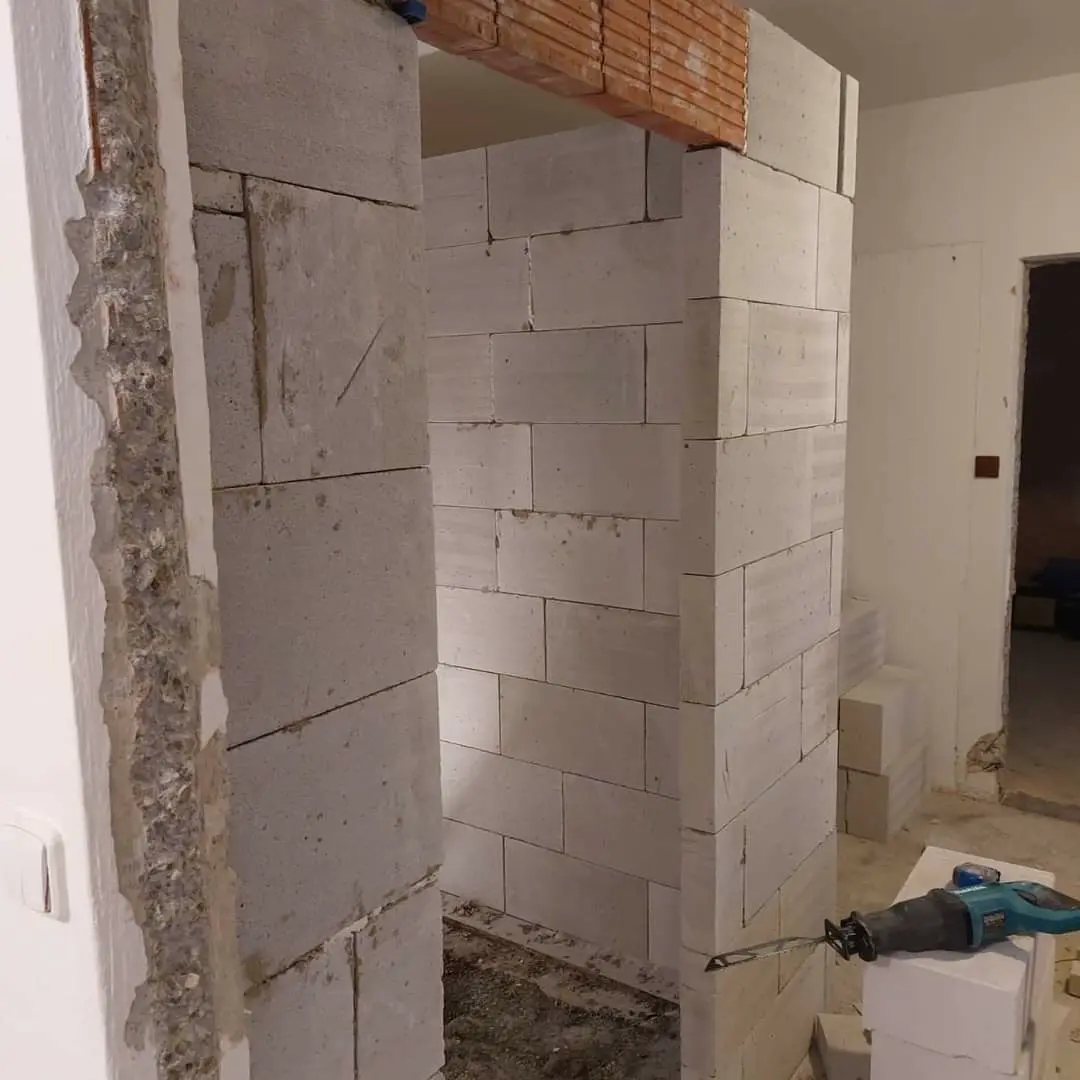 Vyzdívka příčky z tvárnic při rekonstrukci bytu