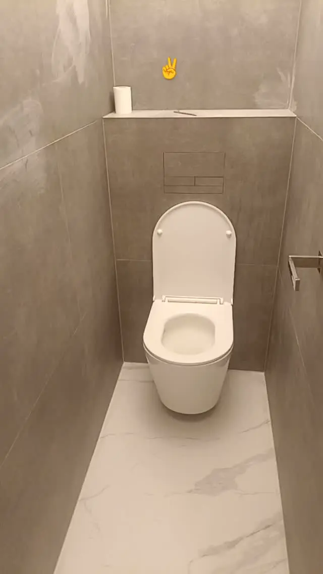 WC obložené velkoformátem v dekoru mramoru s předstěnovou instalací